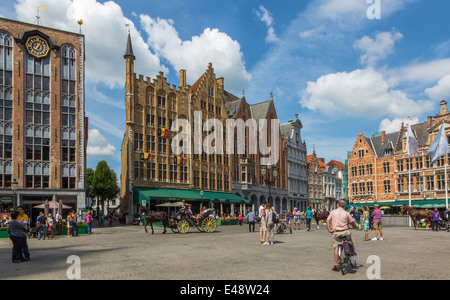Brujas, Bélgica - Junio 13, 2014: la plaza de Grote Markt. Foto de stock