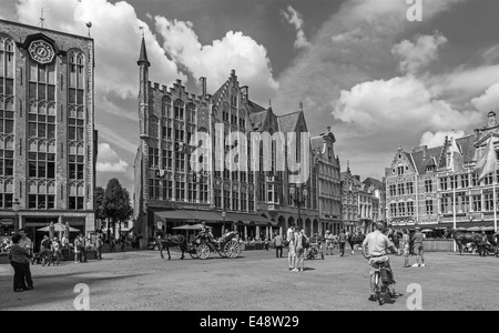 Brujas, Bélgica - Junio 13, 2014: la plaza de Grote Markt. Foto de stock