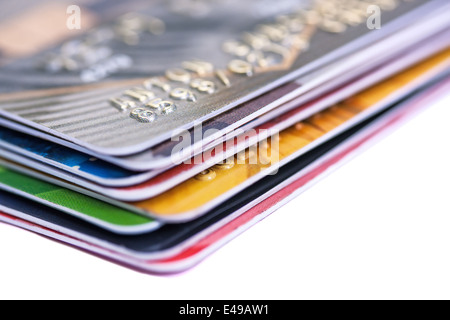 Pila de tarjetas de crédito sobre fondo blanco. Foto de stock