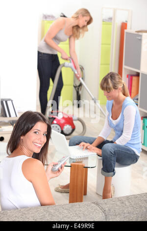 Tres compañeros de casa femenina limpieza Foto de stock