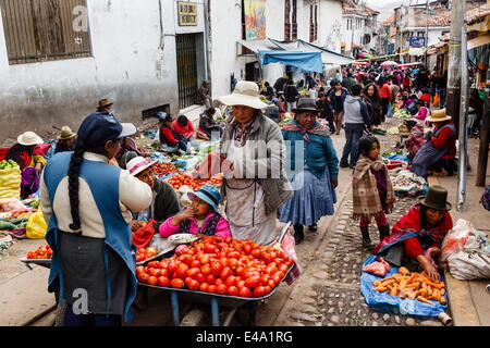 Exterior del mercado de frutas y verduras, Cuzco, Perú, América del Sur Foto de stock