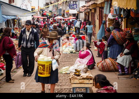 Exterior del mercado de frutas y verduras, Cuzco, Perú, América del Sur Foto de stock