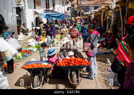 Exterior del mercado de frutas y verduras, Cuzco, Perú, América del Sur Foto de stock