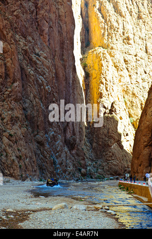 Aspectos del Todgha Gorge,carretera asfaltada,Hoteles,senderismo,vendedores de alfombras,Río,4 ruedas,los excursionistas, escaladores, escarpados acantilados,Marruecos Foto de stock