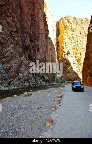 Aspectos del Todgha Gorge,carretera asfaltada,Hoteles,senderismo,vendedores de alfombras,Río,4 ruedas,los excursionistas, escaladores, escarpados acantilados,Marruecos Foto de stock