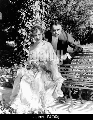 Joya Carmen, Douglas Fairbanks, en el conjunto de la película muda "Flirteando con destino", 1916 Foto de stock