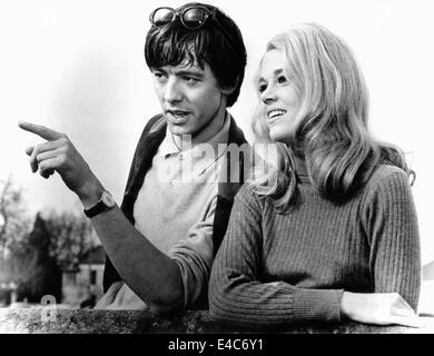 Peter McEnery, Jane Fonda, en el plató de la película, 'El Juego' (aka La Curee), 1966 Foto de stock