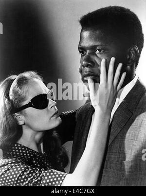 Elizabeth Hartman, Sidney Poitier, en el plató de la película, "Un parche de azul', 1965 Foto de stock