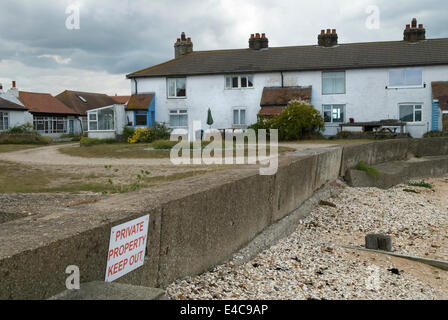 Hamlet of Shellness propiedad de vacaciones, propiedad privada mantener fuera signo. Casas de vacaciones, casas de fin de semana. Cerca de Leysdown. Isla de Sheppey Kent Reino Unido. 2014 2010 HOMER SYKES Foto de stock