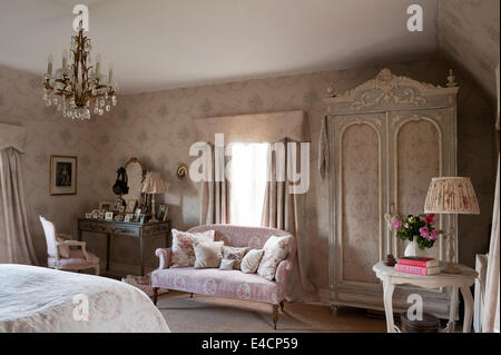 Sophia gris papel tapiz y cortinas por Kate Forman en dormitorio con armario empotrado, francés antiguo Maison artefacto tocador y fl. Foto de stock