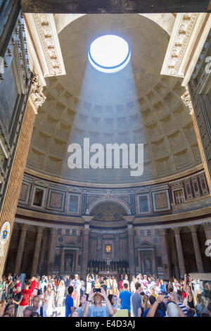 Panteón, interior con cúpula y altar, Roma, Lazio, Italia Foto de stock