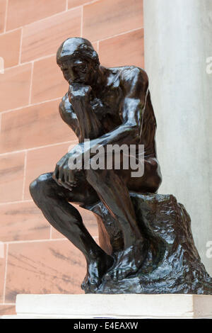 El Pensador de Auguste Rodin en la Burrell Collection, Glasgow, Escocia, Reino Unido Foto de stock