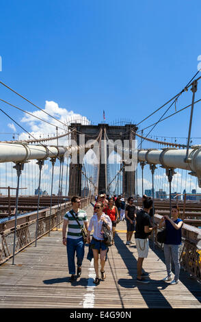 Los peatones en la pasarela peatonal del puente de Brooklyn mirando hacia Brooklyn, New York City, NY, EE.UU. Foto de stock