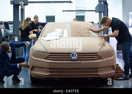  Volkswagen (VW) personal aplicar los toques finales al modelo de coche VW hechas de arcilla para