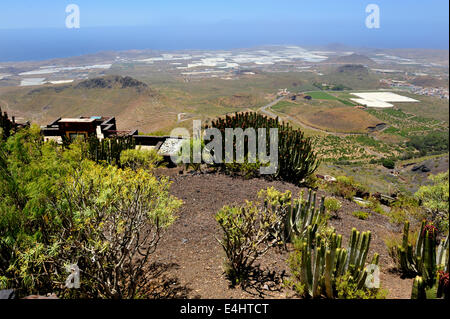 Vistas de costas bajas de Las Galletas y pequeños conos volcánicos desde el mirador en la TF28, sur de Tenerife
