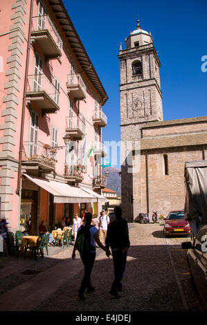 Bellagio una calle angosta en la ciudad por la iglesia Chiesa di San Giacomo en el Lago Como en Italia