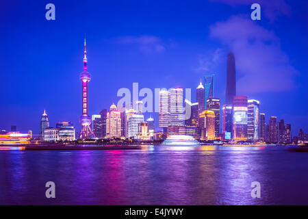 Shanghai, China vista del distrito financiero de Pudong desde el otro lado del río Huangpu en la noche. Foto de stock