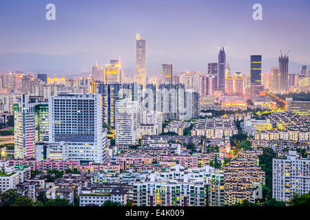Shenzhen, China la ciudad al atardecer.