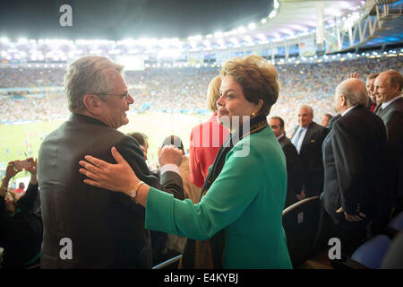 https://l450v.alamy.com/450ves/e4kybj/rio-de-janeiro-brasil-el-13-de-julio-de-2014-programa-un-folleto-imagen-muestra-el-presidente-de-brasil-dilma-rouseff-felicitando-al-presidente-aleman-joachim-gauck-para-la-victoria-de-la-seleccion-nacional-alemana-tras-la-final-de-la-copa-mundial-de-la-fifa-en-el-estadio-maracana-de-rio-de-janeiro-brasil-13-de-julio-de-2014-poto-piscina-bundesregierung-guido-bergmann-dpa-alamy-live-news-e4kybj.jpg