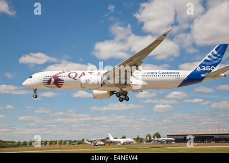Farnborough, Hampshire, Reino Unido. El 14 de julio de 2014. Airbus A350 muestra en la Farnborough International Airshow Crédito: Keith Larby/Alamy Live News