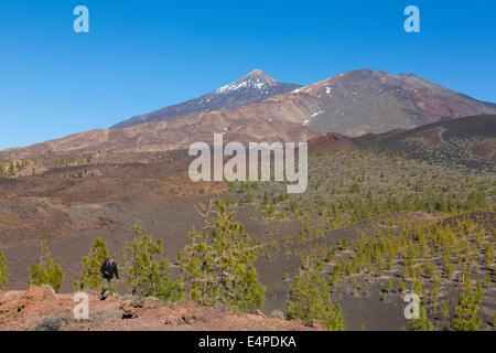 Turista, vista desde el cráter del volcán de Samara, en el volcán Pico del Teide, 3718m, el pico del volcán Viejo, 3134m Foto de stock