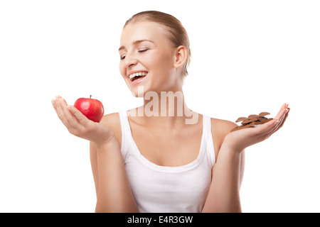 Mujer sosteniendo aislados de manzana y de chocolate Foto de stock