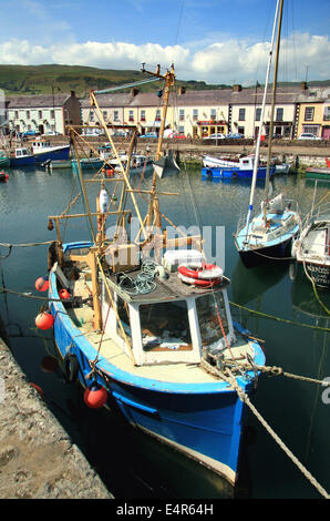 Carnlough, Condado de Antrim. Los barcos de pesca en el pintoresco puerto Foto de stock