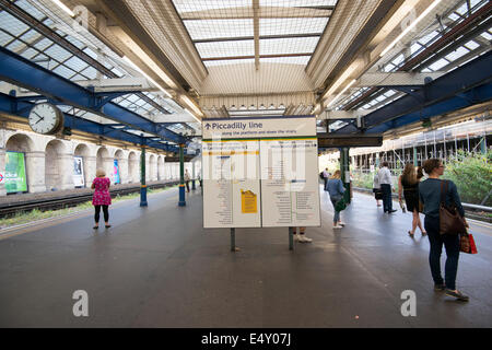 La estación de metro de South Kensington en Londres, Inglaterra Foto de stock