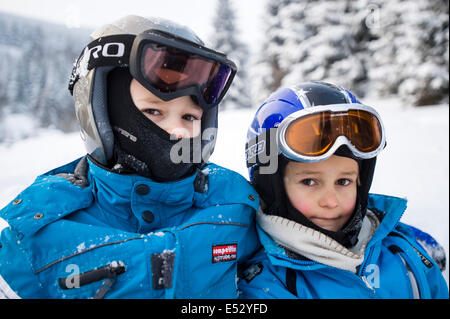 esquiadores jóvenes con cascos de seguridad Foto de stock