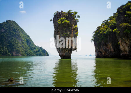 Ko Tapu o isla de James Bond. Por la bahía de Phang Nga. La provincia de Phang Nga. Mar de Andamán, Tailandia, Asia. Foto de stock