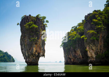 Ko Tapu o isla de James Bond. Por la bahía de Phang Nga. La provincia de Phang Nga. Mar de Andamán, Tailandia, Asia. Foto de stock