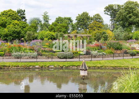 North West London Golders Hill Park Lily Pond lago de agua, casita para aves y jardines en árboles de flores de verano naturaleza gazebo escena