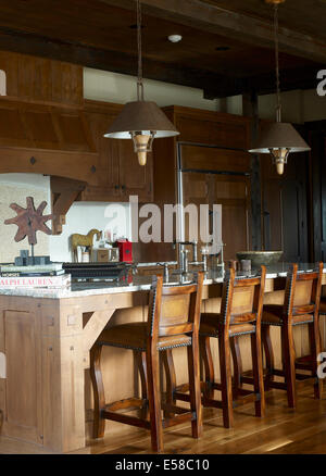 Taburetes en barra de desayuno en la cocina del país Fotografía de stock -  Alamy