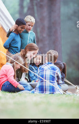 Los alumnos y el profesor lectura en camping