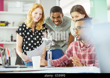 Las personas que trabajan juntas en la oficina