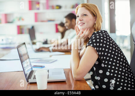Mujer trabajando en una mesa de conferencias en la oficina