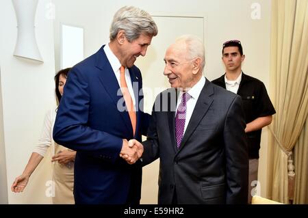 La Secretaria de Estado de Estados Unidos, John Kerry se reúne con el Presidente de Israel Shimon Peres en su casa para discutir un posible acuerdo de cesación del fuego entre Israel y Hamas en la Franja de Gaza el 23 de julio de 2014 en Jerusalén, Israel. Foto de stock