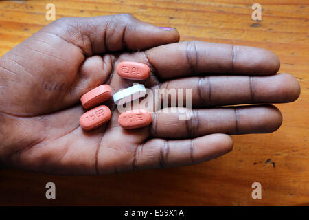 Mano con cinco tabletas de alto medido Antiretoviral ARV medicina. Ración diaria de una persona apenas enfermos de VIH para la lucha contra el SIDA Foto de stock