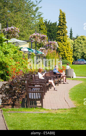 El noroeste de Londres, Golders Hill Park, bancos hierba restaurante Cafe árboles flores hombre mujer mujeres sombrillas sombrillas verano