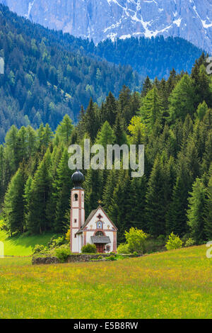 St. Johann (San Giovanni en italiano) capilla en Val di Funes en los Dolomitas, en el norte de Italia