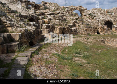 Los restos de un anfiteatro romano en la antigua cantera de mármol antiguo de Chemtou, Túnez Foto de stock