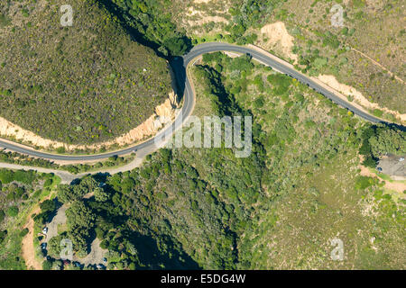 Vista aérea, Chapman's Peak Drive carretera costera, Ciudad del Cabo, Western Cape, Sudáfrica Foto de stock