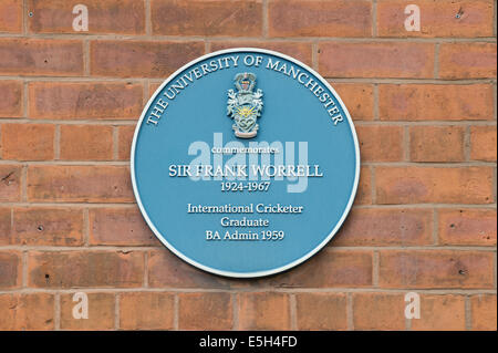 Una placa conmemorativa cricketer Sir Frank Worrell (1924-1967), en el área del campus de la Universidad de Oxford (off road) en Manchester. Foto de stock