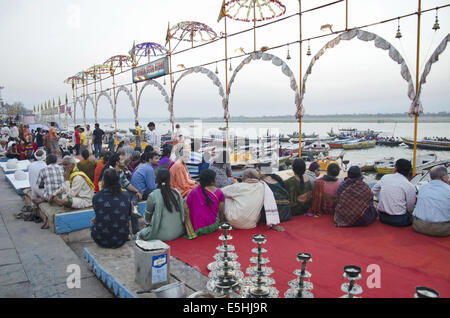 Ganga Pooja, Dashashwamedh Ghat, Varanasi, Benares, Uttar Pradesh, India Foto de stock