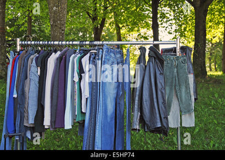 Jeans en la tienda de ropa de segunda mano - pantalones de mezclilla  Fotografía de stock - Alamy