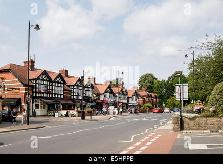 Escena de una calle con pequeñas tiendas en el centro del valle de Ribble Valley village. King Street, Whalley, Lancashire, Inglaterra, Reino Unido, Gran Bretaña Foto de stock
