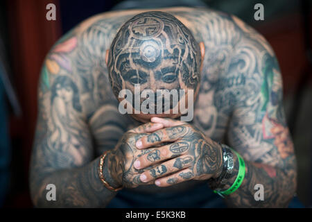 Pic muestra un hombre fuertemente tatuado Foto de stock
