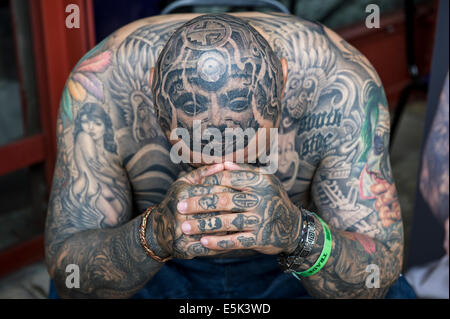 Pic muestra un hombre fuertemente tatuado Foto de stock