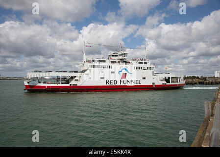 La OIA roro ferry terminal Falcon rojo saliendo de Southampton, Reino Unido para la Isla de Wight Foto de stock