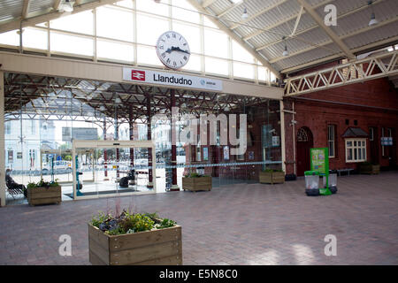 La nueva entrada a la estación de ferrocarril en Llandudno Conwy, Gales del Norte Foto de stock